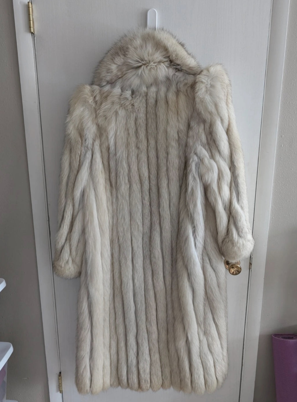 Elegant Luxurious Genuine Vintage Blue Fox
Fur Coat