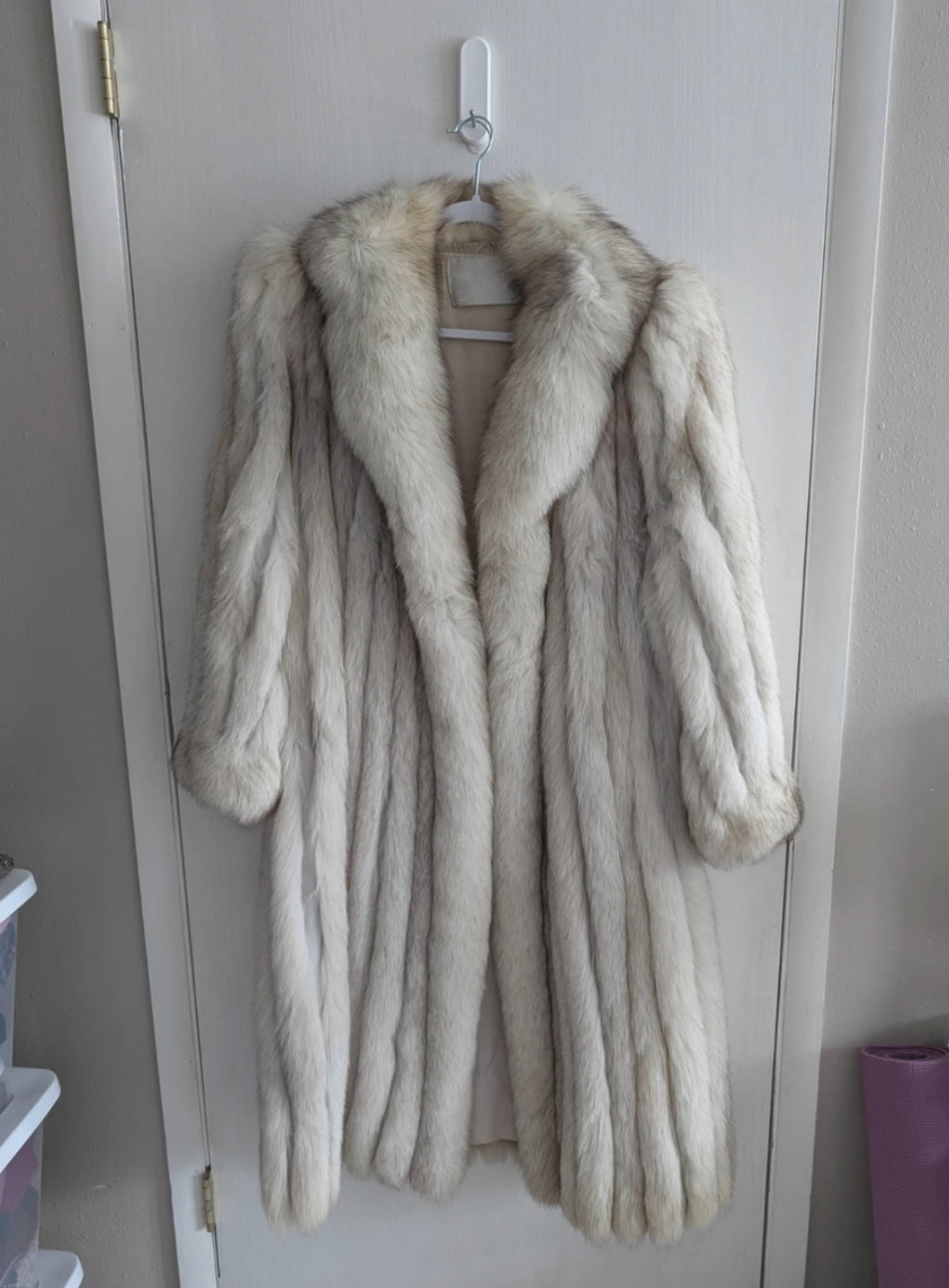 Elegant Luxurious Genuine Vintage Blue Fox
Fur Coat