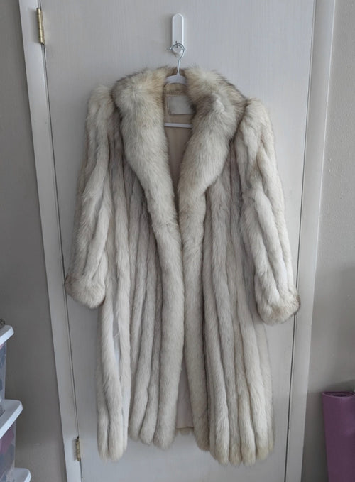 Elegant Luxurious Genuine Vintage Blue Fox
Fur Coat